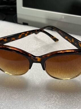 Aeropostale Tortoise Brown Gradient Sunglasses